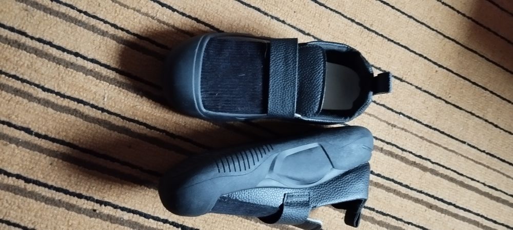 Отдам даром женские туфли.