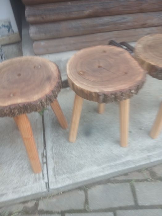 Vând  noptiere de lemn