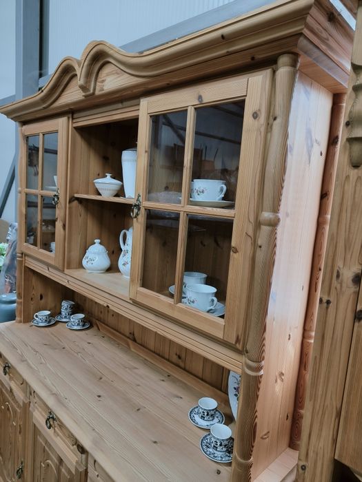 Кухненски бюфет с витрина и месенгови дръжки
