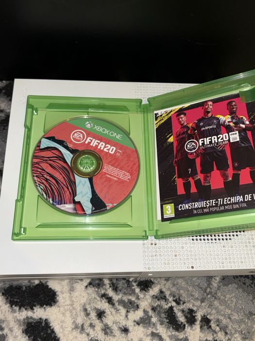 Xbox One S 1TB.