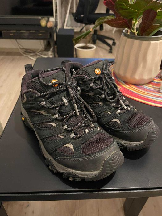 Спортни обувки за разходка