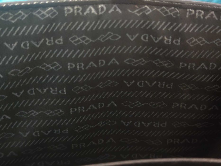 Geanta Prada cu emblema multilogo