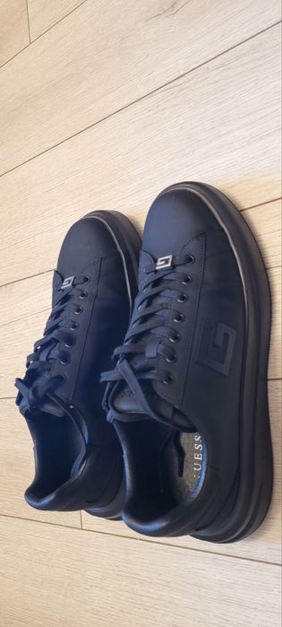 Продавам мъжки обувки Guess