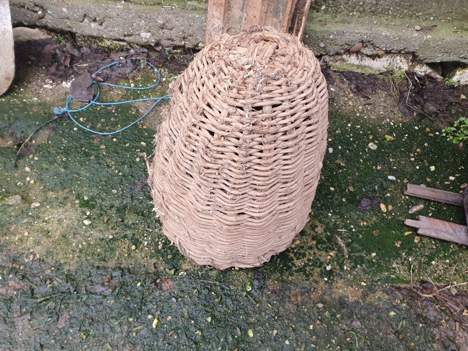 Дървено корито ,дялън камък,кош за декорация. Телевизор стар.Часовник