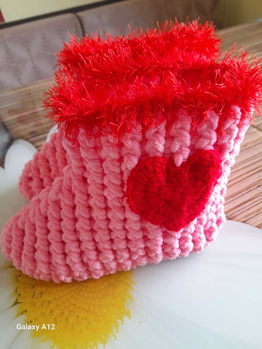 Топли  терлици чорапки и ботушки от плюшена прежда.