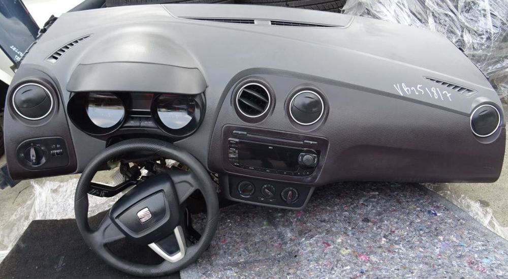 Plansa de bord Seat Ibiza din 2010 cu airbag volan si pasager