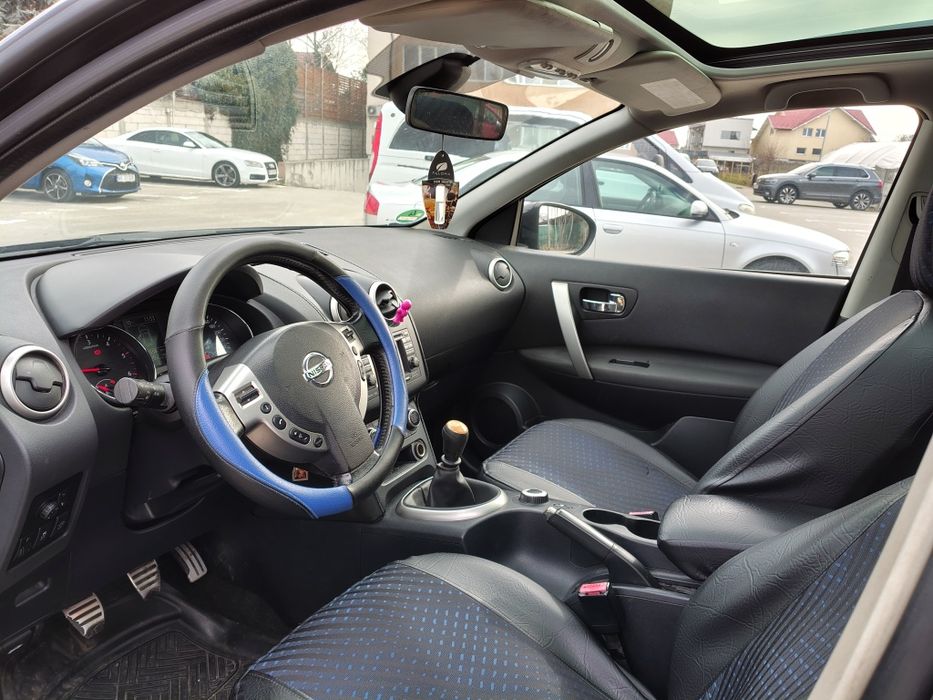 Nissan Qashqai , 4x4 , panoramic , camera 360 , 7 locuri , navigație
