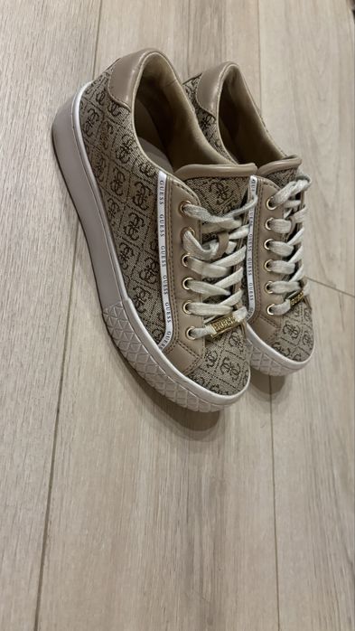 Маратонки Guess.