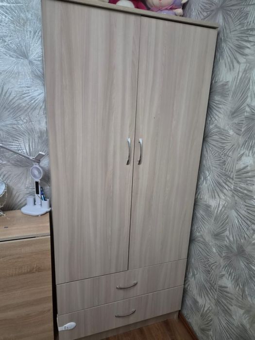Продам двери,кровать ,шифоньер,ковры