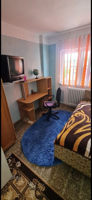Propietar inchiriez ap. 3 camere,et.3, zona centrala