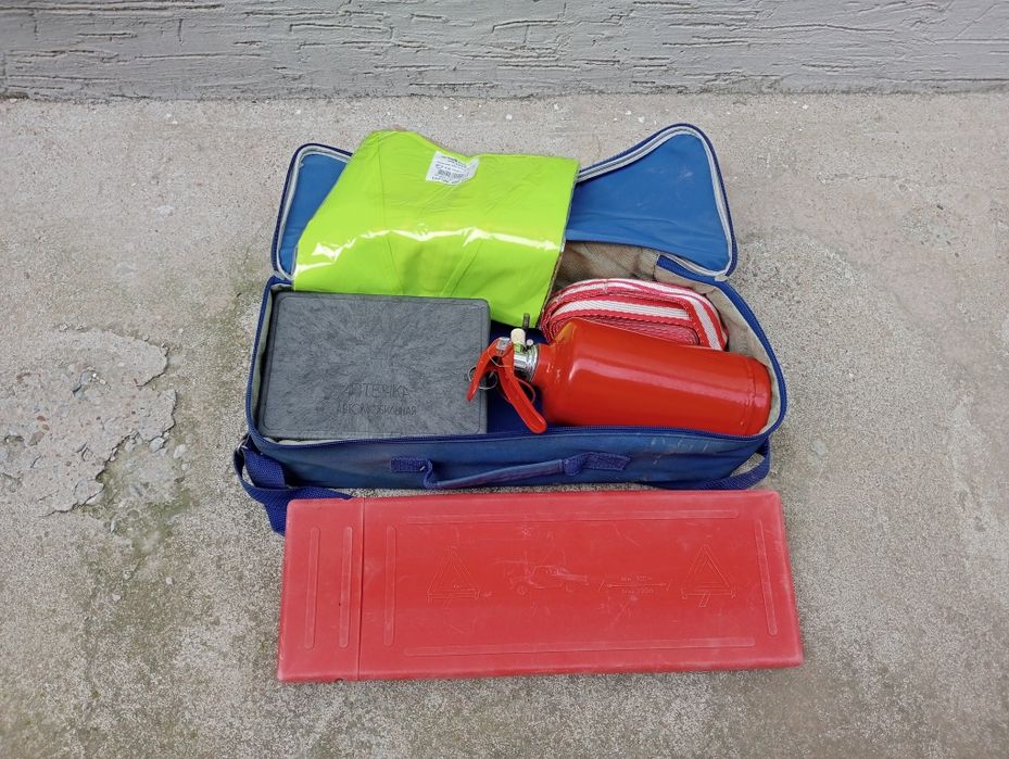 Аварииные знаки и аптечки.