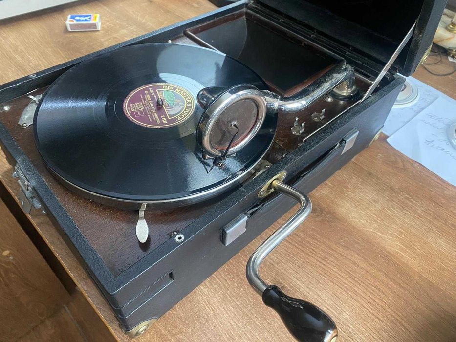 Patefon *His Master*s Voice*, model 1910-1930, in stare de functionare foarte buna.