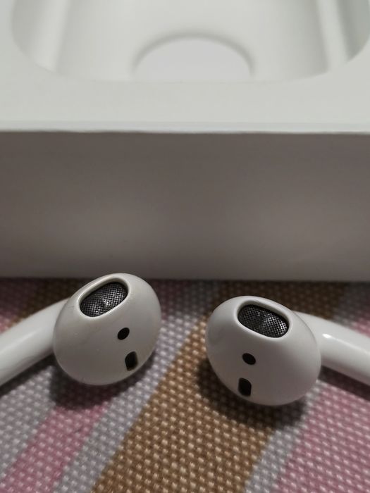 Apple Airpods 2 si doua huse