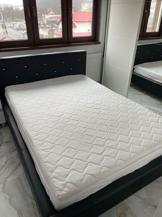 Pat modern pe picioare de inox