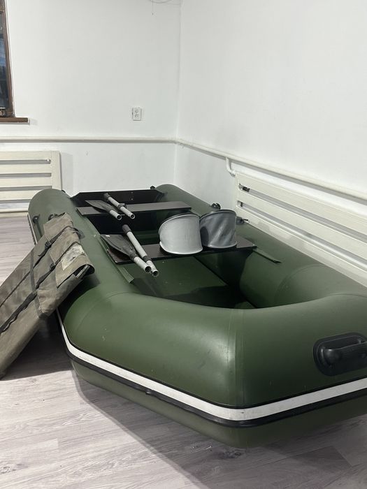 Лодка в хорошом состаяни название лодки АКВА3200.