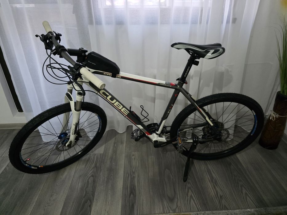 Vând bicicleta CUBE, roți de 26".
