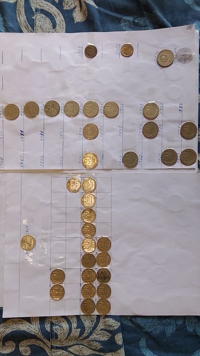 Продам не полную коллекцию монет значков и рублей разных видов и годов