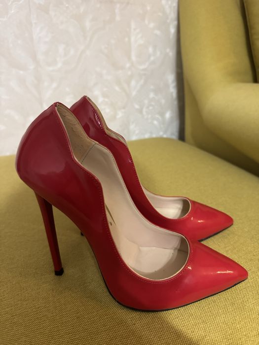 Женски червени токчета 39 номер