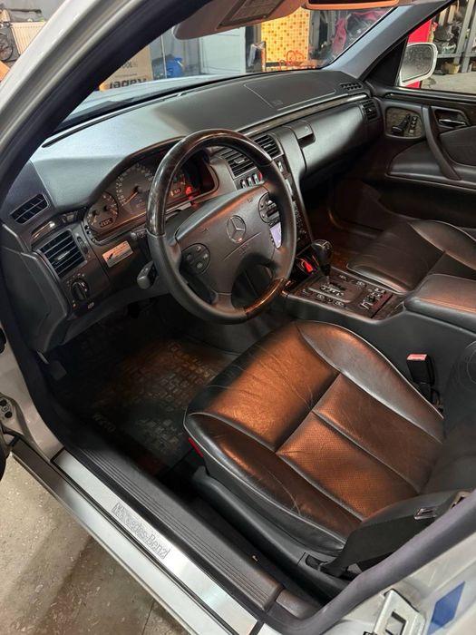 Продается мереседес E320 в идеальном состоянии
