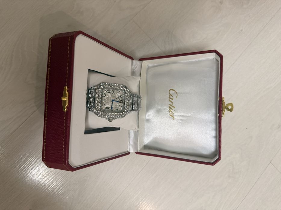 Часовник Cartier Santos Iced Out