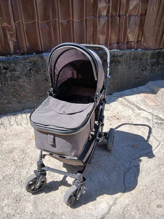 Продам универсальную  коляску 3 в 1