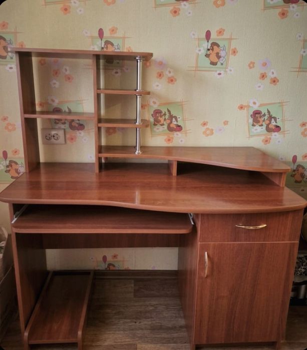 Продам компьютерный стол.