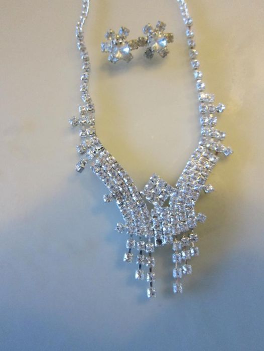 Нови колие и обици в кутийка нови