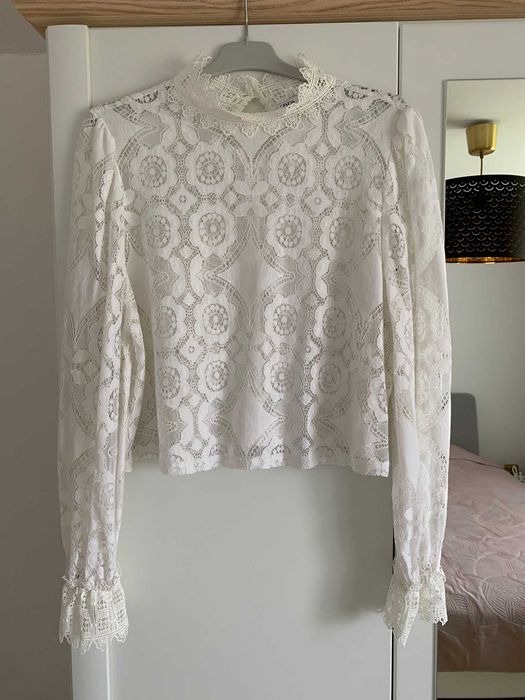 Vând haine de damă purtate, în stare foarte bună. Branduri diverse.