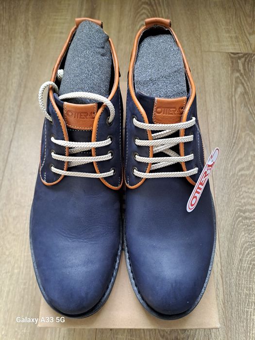 Vand ghete din piele naturala nabuc pentru bărbați.
În interior, din v