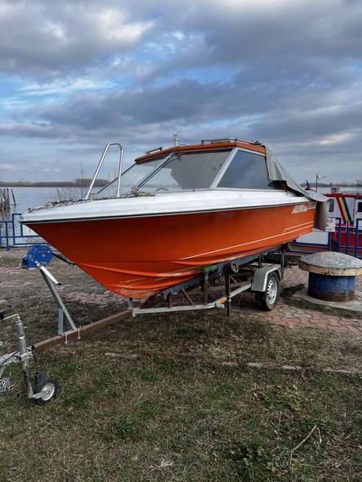 Barca semicabinata si peridoc.