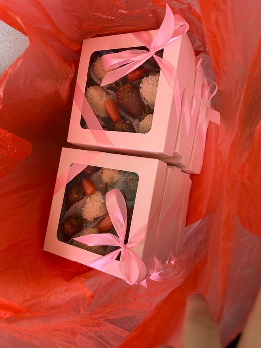 тюльпаны и клубника в шоколоде