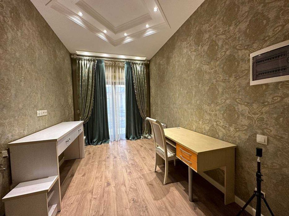 Буйук Ипак Йули ул.Сайрам ,Буз Базар евро дом 3.2 сот.450 кв.м 7 ком