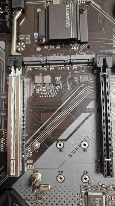 Calculator puternic, ultimul model de procesor ryzen, placa video 16vram xfx rx 9070 XT, placa de baza GAMING wifi6 - in total 12 coolere