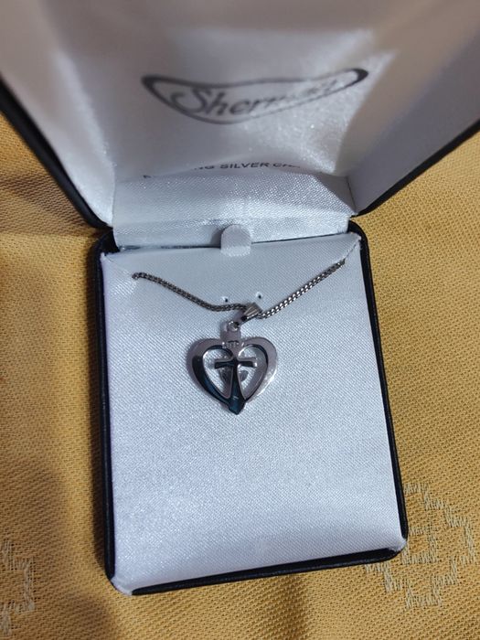 Продавам сребърно колие .