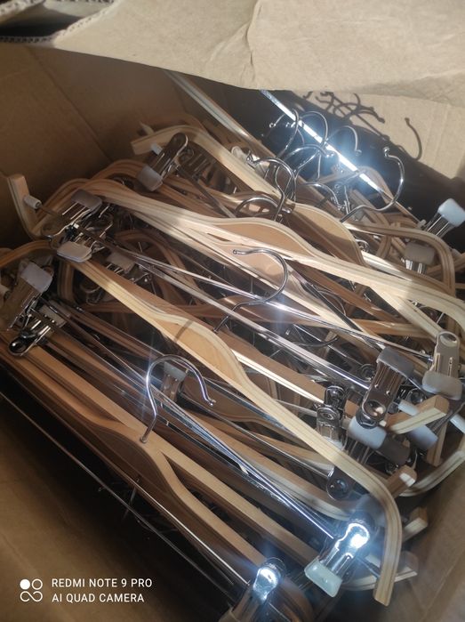 Вешалки разные пластиковые деревянные