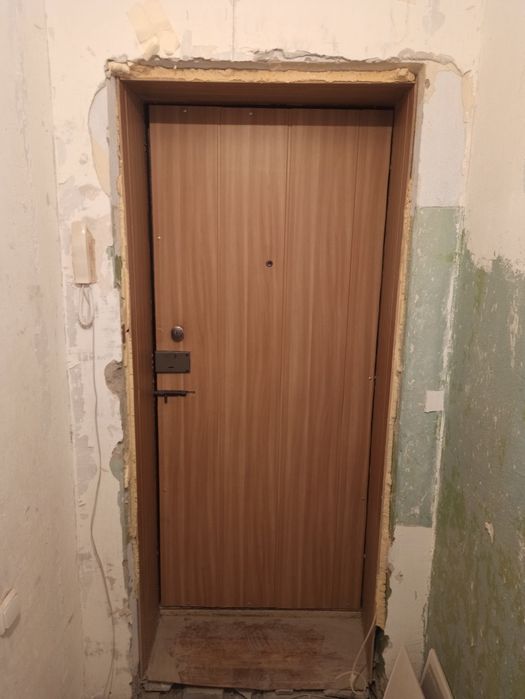 Продам железную дверь б/у