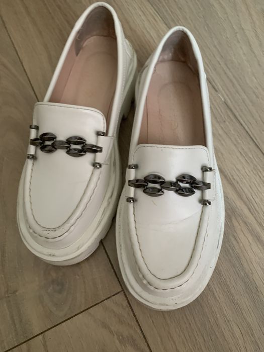 Лоферы белые