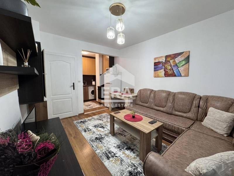 Дава се под наем Тристаен апартамент в Варна, Базар Левски - 70 кв.м за 648.21 € - Снимка #1