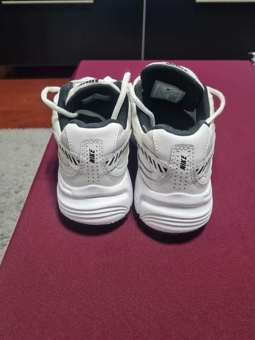 Маратонки Nike бели