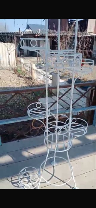 Стильная напольная подставка для цветов