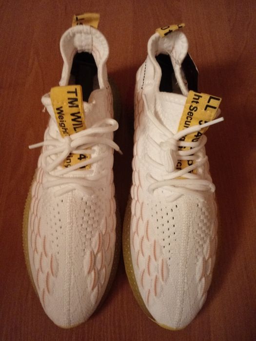 Модные весенние молодежные кроссовки