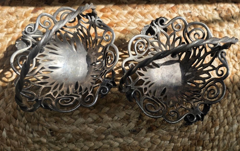 Комплект винтидж посребрени ажурни кошнички (бонбониери / свещници) – 2 бр.