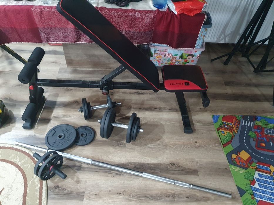 Vând bancă multifuncțională(reglabilă), o bară lungă dreaptă și două g