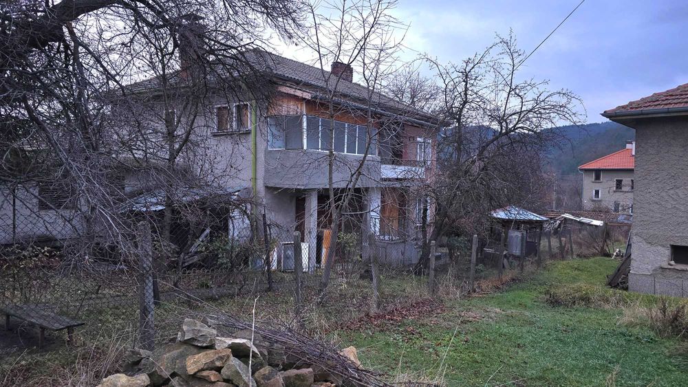 Продава се Къща в Брезник - 220 кв.м за 348 €/кв.м - Снимка #2