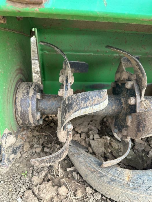 Vând freza viticola BOMET