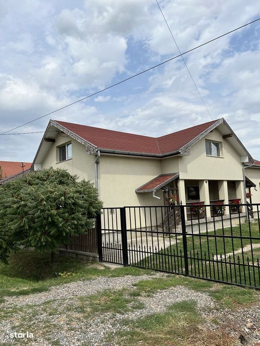 Casă cu 4 camere, teren de 1600mp