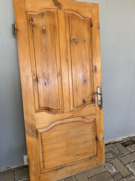 Продам деревянную дверь