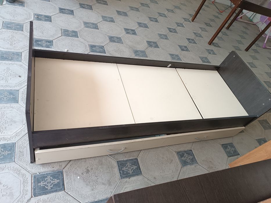 Кровать детская. Комод