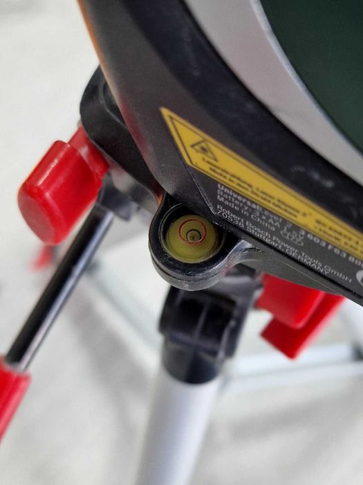 Лазерен нивелир BOSCH UniversalLevel 2 със статив