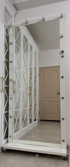 Зеркало напольное на колесиках